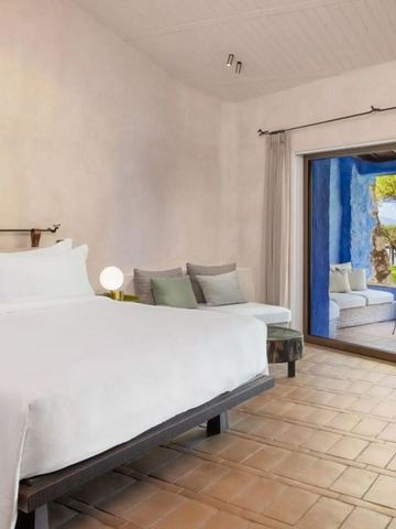 Helles Schlafzimmer mit gemütlichem Bett und Blick auf die Terrasse