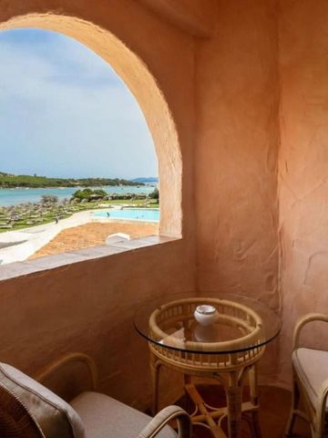 Gemütliche Terrasse mit Blick auf das Meer und die umliegende Landschaft