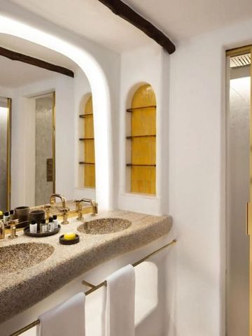 Luxuriöses Badezimmer mit doppeltem Waschbecken und eleganten Armaturen