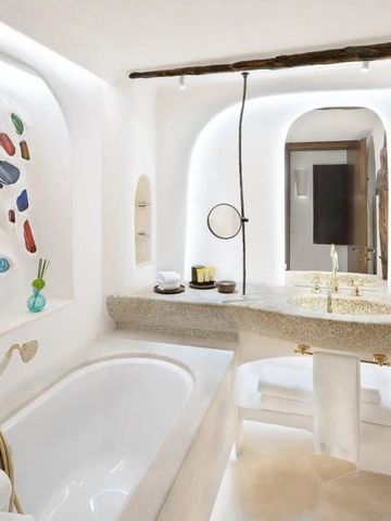 Modernes Bad mit Badewanne und kunstvoller Wanddekoration