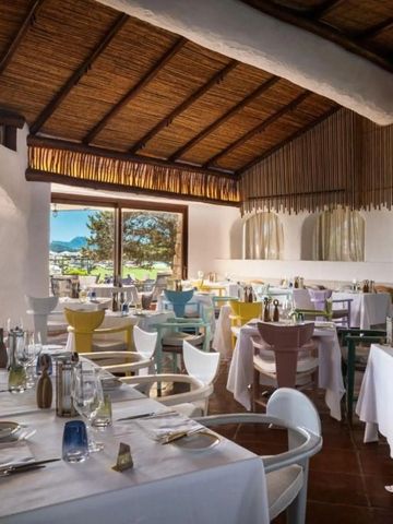 Stilvolles Restaurant mit Blick aufs Meer und hellem Interieur