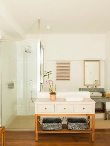 Modernes Badezimmer mit großer Glasdusche und stilvoller Einrichtung