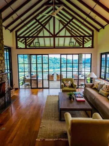 Heller Wohnbereich mit Kamin und großen Fenstern zur Terrasse