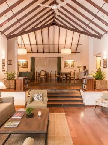 Gemütliche Lounge mit Holzbalkendecke und eleganter Einrichtung