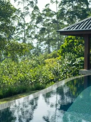 Privater Infinity Pool mit Blick auf die umliegenden Teegärten