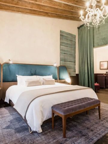 Luxuriös eingerichtetes Schlafzimmer mit Doppelbett und Kronleuchter