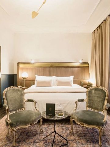 Geräumiges Schlafzimmer mit stilvollen Sesseln und Deko