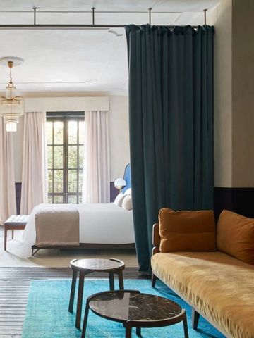 Großzügiger Raum mit stilvollen Möbeln und bodentiefen Fenstern