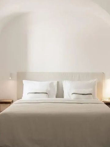 Gemütliches Schlafzimmer in warmen neutralen Tönen mit gewölbter Decke