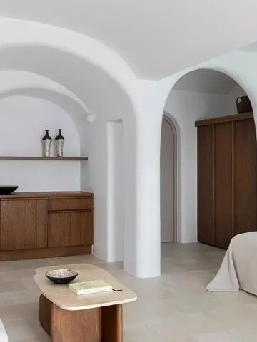 Zimmer mit gewölbtem Design und stilvollen Holzmöbeln