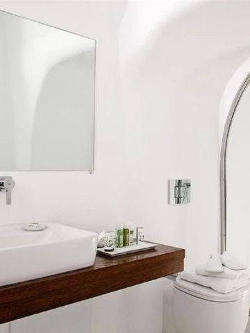 Zeitgemäßes Badezimmer-Design mit spiegel-glatter Duschkabine und modernen Armaturen.