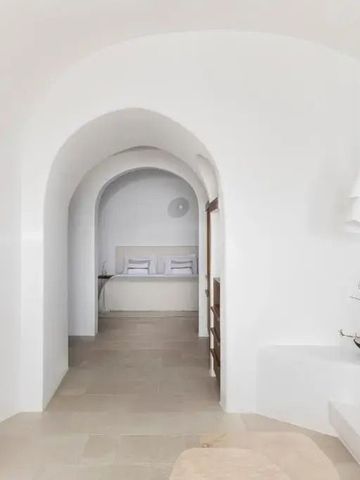 Heller, eleganter Flur in einem Hotel mit weißen Bögen