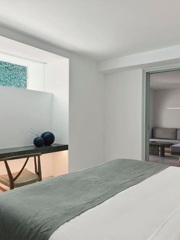 Suite mit grauem Sofa und stilvoller Schreibtischecke.