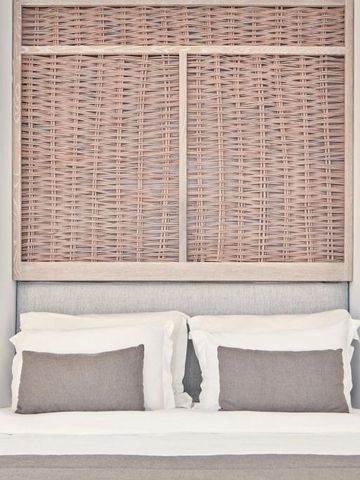 Gemütliches Hotelzimmer mit geflochtenem Wanddesign und eleganter Beleuchtung