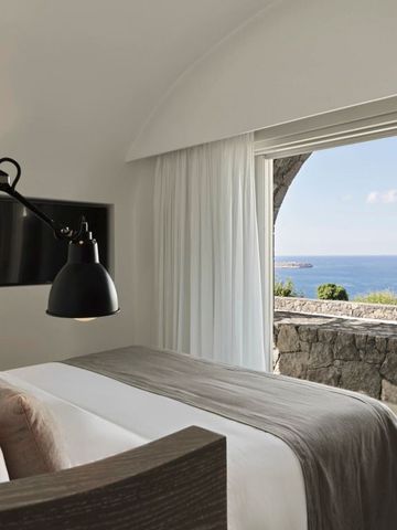 Hotelzimmer mit Blick auf das Meer durch große Fensterfront