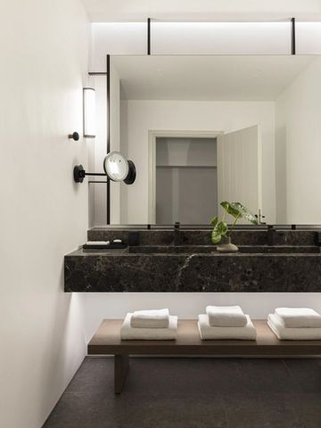 Luxuriöses Badezimmer in einem Hotel mit modernem Design und eleganter Einrichtung