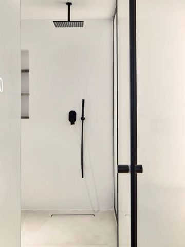 Moderne Dusche in einem Hotel mit minimalistischer Gestaltung