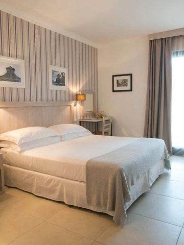 Geräumiges Doppelzimmer mit stilvollen Möbeln und natürlichem Licht.