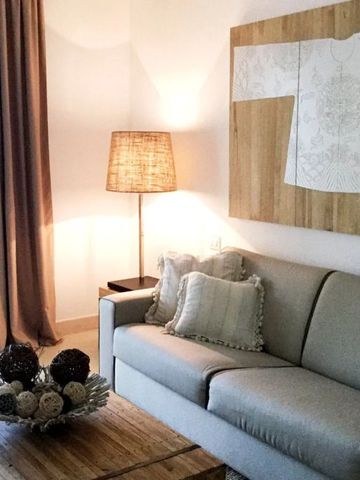 Gemütliches Wohnzimmer mit Sofa, Kunstwerk und Stehlampe im Canne Bianche Lifestyle Hotel.