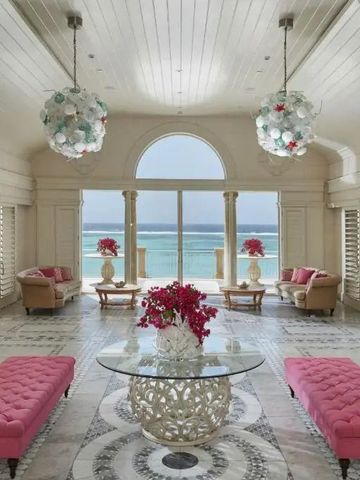 Luxuriöse Hotellobby mit Panoramablick auf das Meer und stilvollen Möbeln