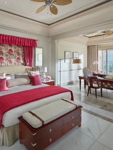 Geräumiges Hotelzimmer mit edler Einrichtung und Meerblick