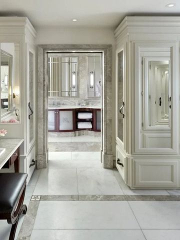 Luxuriöses Badezimmer mit edlen Armaturen und großem Spiegel