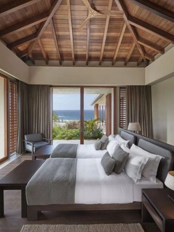 Luxus-Suite mit Holzdach und Balkon, herrlicher Blick auf das Meer.