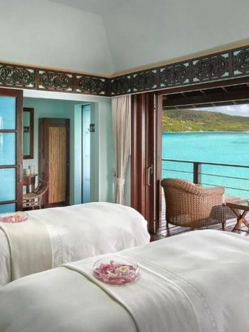 Spa-Bereich mit zwei Liegen und direktem Meerblick, Entspannung am Wasser.