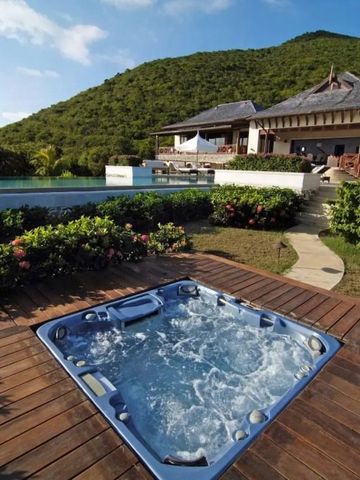 Villa mit Pool und Whirlpool vor einer grünen Hügellandschaft