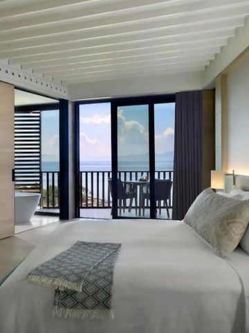 Zimmer mit Doppelbett und Balkon mit herrlichem Meerblick