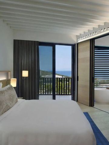 Hotelzimmer mit großem Bett, Balkon und zeitgenössischem Design