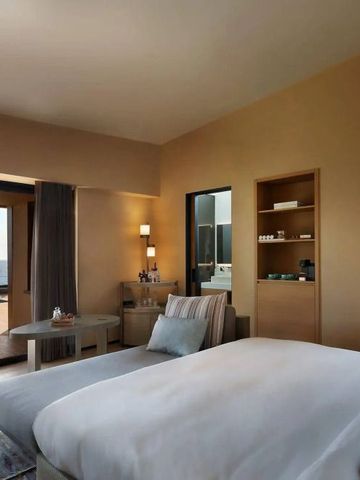 Hotelzimmer mit Zugang zu einer Terrasse und Meerblick