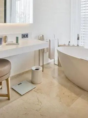 Luxuriöses Badezimmer mit freistehender Badewanne und stilvollem Design