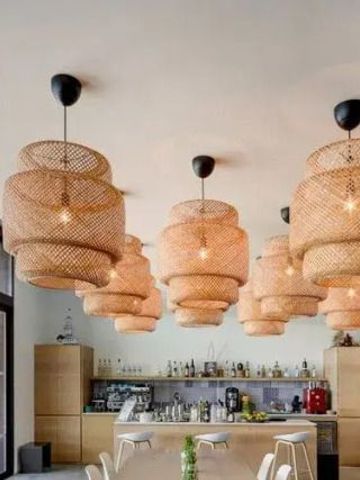 Stilvolle Bar mit hängenden Designerlampen und eleganter Einrichtung