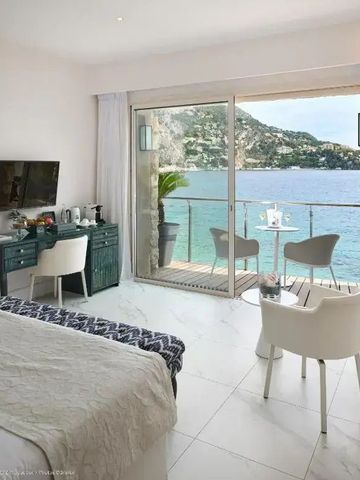 Helles Zimmer mit Balkonblick auf die Küstenlandschaft