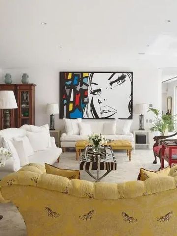 Stilvoller Wohnbereich mit moderner Kunst und eleganter Einrichtung