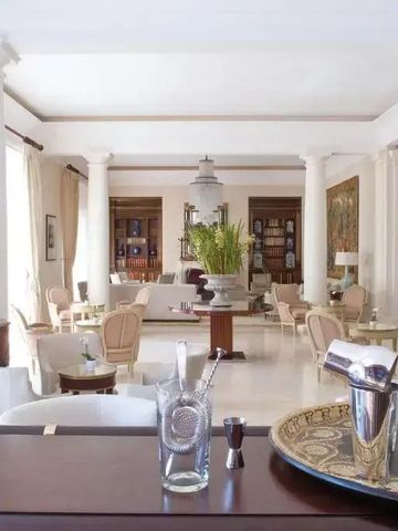 Elegante Hotel-Lounge mit stilvollem Dekor und Säulen