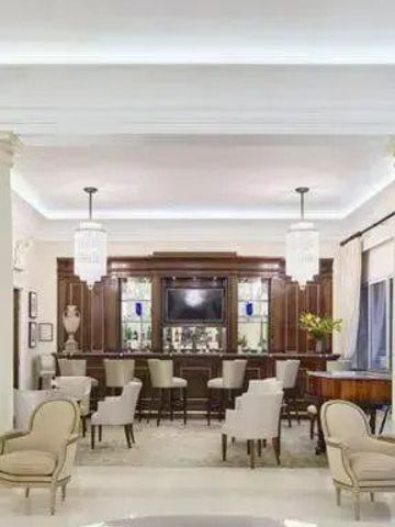 Elegante Lounge mit klassischen Möbeln und Kronleuchtern