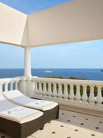 Terrasse mit Meerblick und Sonnenliegen