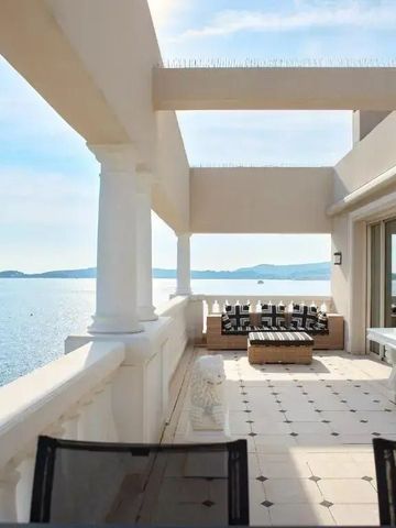 Geräumige Terrasse mit Meerblick und eleganten Sitzgelegenheiten