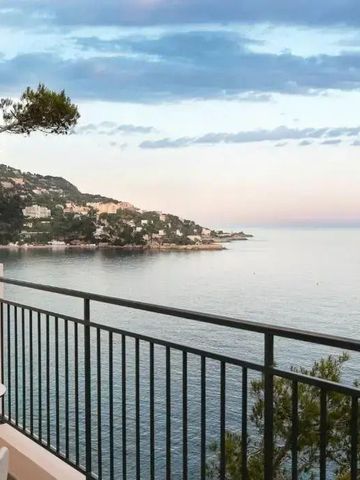 Balkon mit atemberaubender Aussicht auf das Meer bei Sonnenuntergang