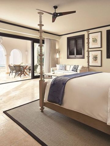 Geräumiges Schlafzimmer mit Meerblick und Terrasse im Cap Juluca Hotel auf Anguilla