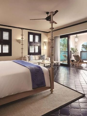 Luxuriöses Schlafzimmer mit Himmelbett und Balkonblick auf das Meer