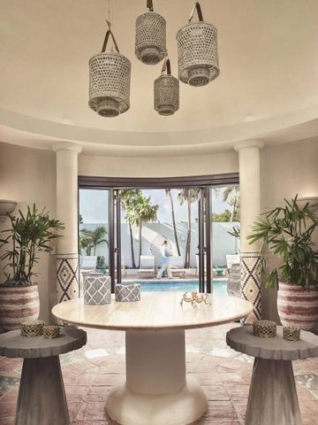 Elegante Lounge mit Blick auf Pool und Garten