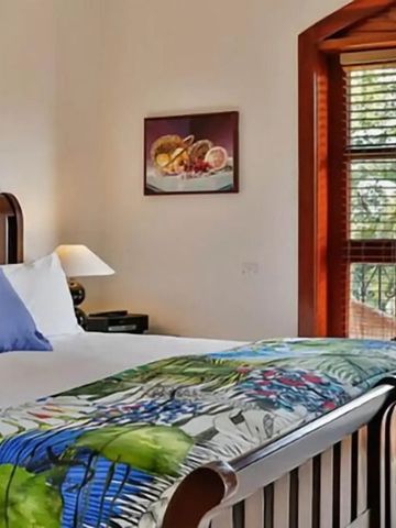 Gemütliches Schlafzimmer mit Doppelbett und farbenfrohem Dekor