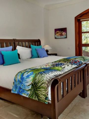 Elegant eingerichtetes Doppelbettzimmer mit Holzmöbeln