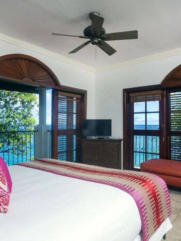 Helles Schlafzimmer mit Blick auf das Meer und Balkon