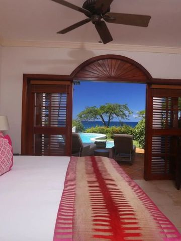 Schlafzimmer mit Poolblick und direktem Zugang zur Terrasse