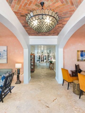 Luxuriöse Hotellobby mit eleganter Dekoration und stilvollen Möbeln.