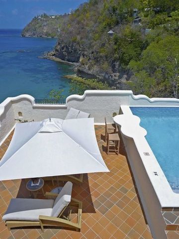 Privater Balkon mit Pool und Meerblick